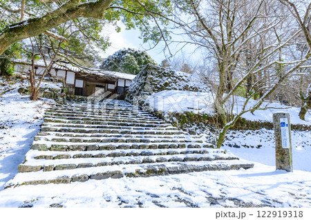 冬の積雪した秋月城跡　長屋門　福岡県朝倉市 122919318