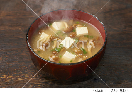 出汁の効いたなめこと豆腐のお味噌汁 122919329