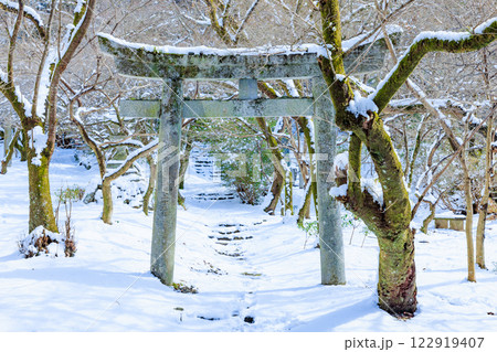 冬の積雪した垂裕神社 福岡県朝倉市 冬の積雪した垂裕神社 福岡県朝倉市 122919407