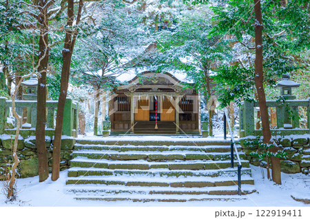 冬の積雪した垂裕神社 福岡県朝倉市 冬の積雪した垂裕神社 福岡県朝倉市 122919411