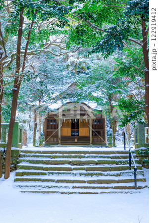 冬の積雪した垂裕神社　福岡県朝倉市 122919412