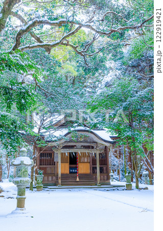 冬の積雪した垂裕神社 福岡県朝倉市 冬の積雪した垂裕神社 福岡県朝倉市 122919421