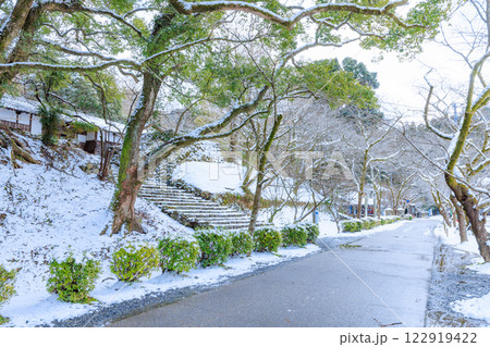 冬の積雪した秋月城跡 長屋門 福岡県朝倉市 冬の積雪した秋月城跡 長屋門 福岡県朝倉市 122919422