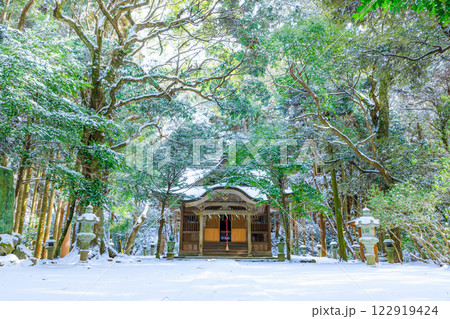 冬の積雪した垂裕神社 福岡県朝倉市 冬の積雪した垂裕神社 福岡県朝倉市 122919424