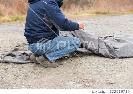 【中津川河川敷でオートキャンプ　テントをたたむ】 122919719