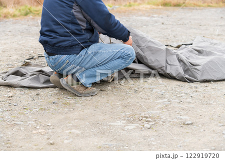 【中津川河川敷でオートキャンプ　テントをたたむ】 122919720