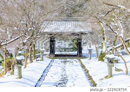 冬の積雪した秋月城跡 黒門 福岡県朝倉市 冬の積雪した秋月城跡 黒門 福岡県朝倉市 122919734
