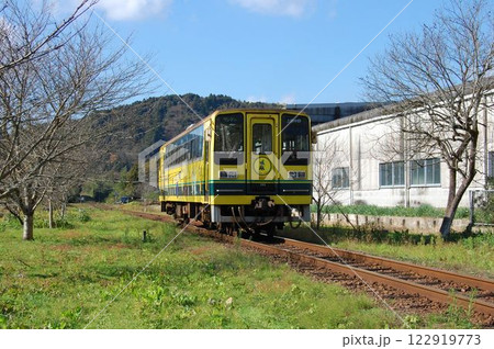 走り去るいすみ200型 122919773