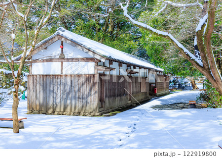 冬の積雪した秋月城跡 長屋門 福岡県朝倉市 冬の積雪した秋月城跡 長屋門 福岡県朝倉市 122919800