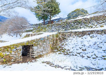 冬の積雪した秋月城跡 瓦坂 福岡県朝倉市 冬の積雪した秋月城跡 瓦坂 福岡県朝倉市 122919810