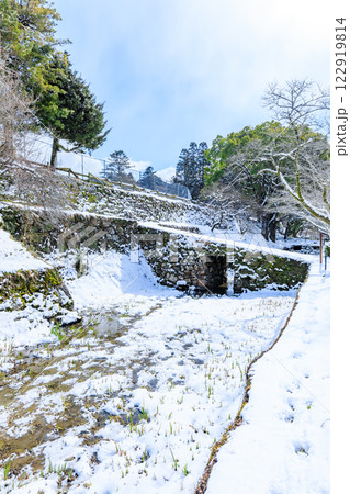 冬の積雪した秋月城跡　瓦坂　福岡県朝倉市 122919814