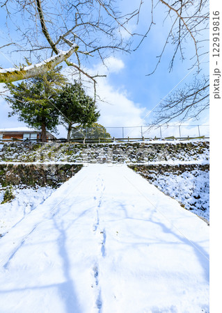 冬の積雪した秋月城跡 瓦坂 福岡県朝倉市 冬の積雪した秋月城跡 瓦坂 福岡県朝倉市 122919816
