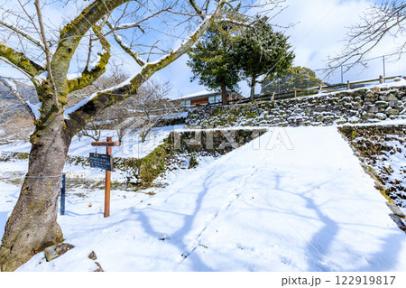 冬の積雪した秋月城跡　瓦坂　福岡県朝倉市 122919817