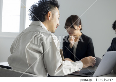 ミーティングするビジネスウーマン  122919847
