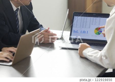 ミーティングするビジネスウーマン ミーティングするビジネスウーマン 122919850