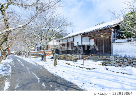 冬の積雪した秋月城跡 参道 福岡県朝倉市 冬の積雪した秋月城跡 参道 福岡県朝倉市 122919864