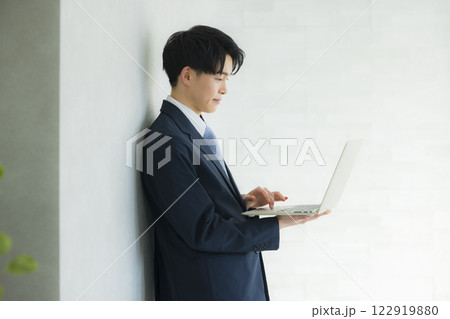 スーツを着た男性 　 122919880