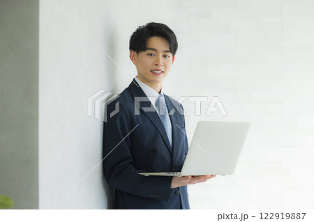 スーツを着た男性 スーツを着た男性 122919887