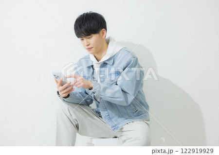 スマホを操作する男性　 122919929