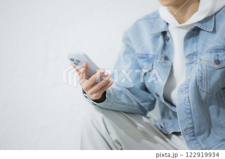 スマホを操作する男性　 122919934