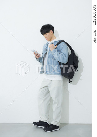 スマホを操作する男性 スマホを操作する男性 122919935