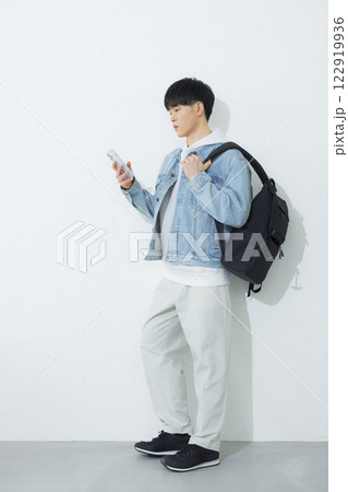 スマホを操作する男性　 122919936