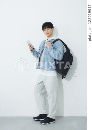 スマホを操作する男性　 122919937