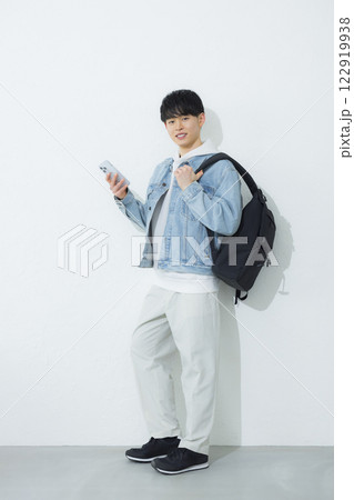 スマホを操作する男性　 122919938