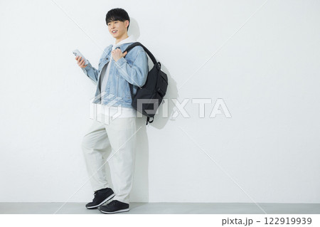 スマホを操作する男性　 122919939