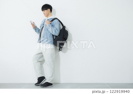 スマホを操作する男性　 122919940