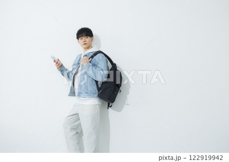 スマホを操作する男性　 122919942