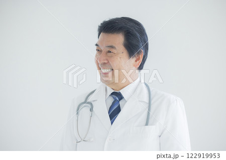 腕組みする医者 122919953
