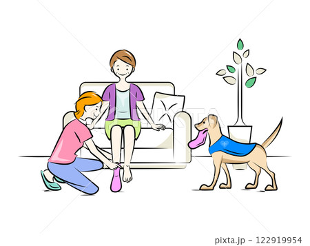 高齢女性の靴下の着替え介助を手伝う介護ヘルパーと介助犬(レトリバー)｜介護看護シリーズ 122919954