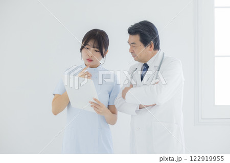 医師と看護師 医師と看護師 122919955