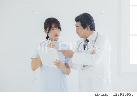 医師と看護師 122919956