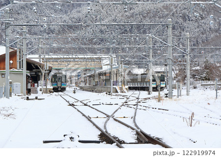大糸線 冬の信濃大町駅 大糸線 冬の信濃大町駅 122919974