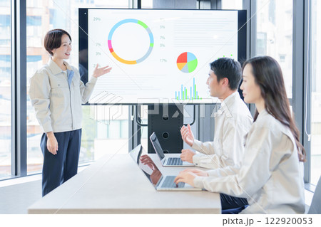 会議室で打ち合わせをする作業員 会議室で打ち合わせをする作業員 122920053
