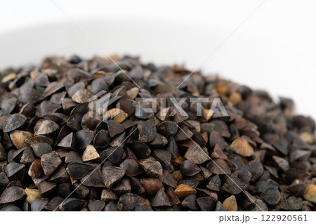 玄そば（殻つきのそばの実）のクローズアップ 122920561