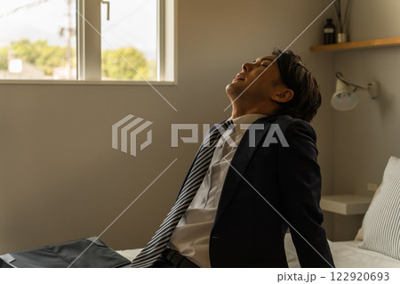 残業・ストレス・激務・疲労・オーバーワーク・ブラック企業に悩むサラリーマン・ビジネスマン 122920693