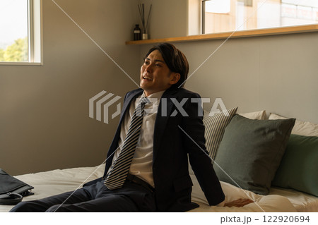 出張で仕事から帰宅した笑顔のサラリーマン・ビジネスマン(退職・やりがい・単身赴任・充実) 出張で仕事から帰宅した笑顔のサラリーマン・ビジネスマン(退職・やりがい・単身赴任・充実) 122920694