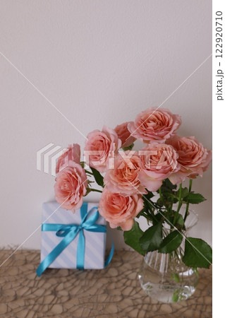 ピンク色のバラとプレゼント 122920710