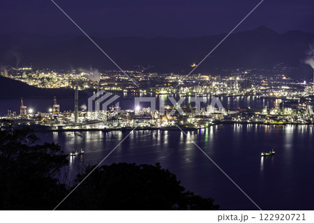 徳山　晴海町の工場群の夜景　山口県周南市 122920721