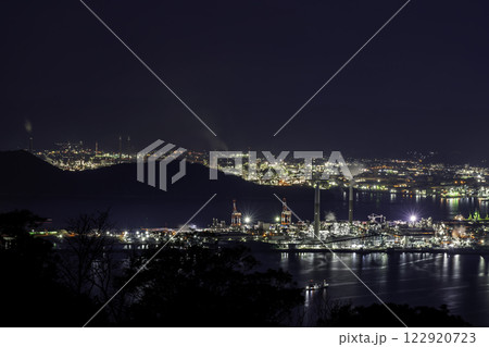 徳山　晴海町の工場群の夜景　山口県周南市 122920723