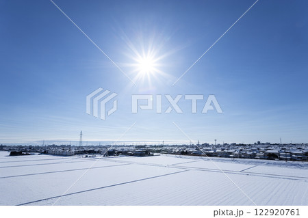 太陽が輝く青空と積雪の多賀城市 122920761