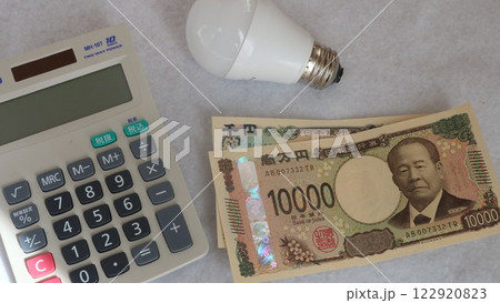 現金と電卓とLED電球 122920823
