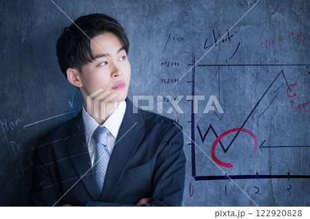 スーツを着た若い20代のビジネスマンと広告やマーケティングのイメージ スーツを着た若い20代のビジネスマンと広告やマーケティングのイメージ 122920828