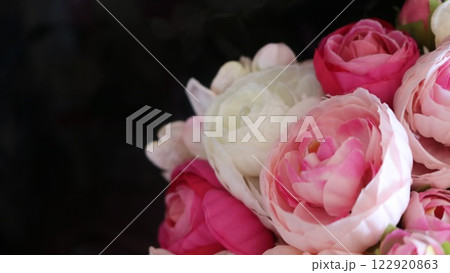 ピンクや白の薔薇の花束増加 122920863