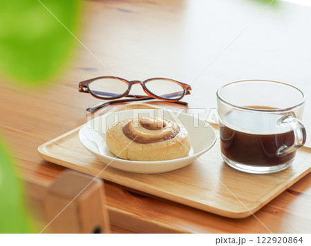 シナモンロールとホットコーヒー 122920864