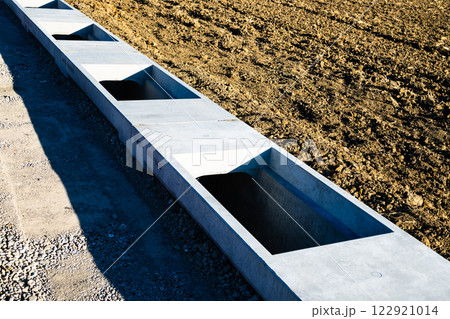 水路 道路脇に敷設されるコンクリート管　b-2 高彩度コントラスト 122921014