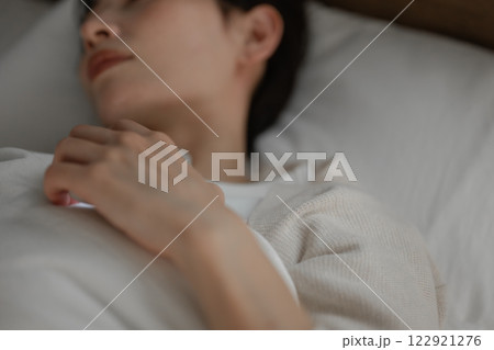 ベッドで眠る女性 122921276